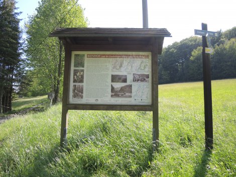 Tafel Bienhof (Foto: H. Schmidt)